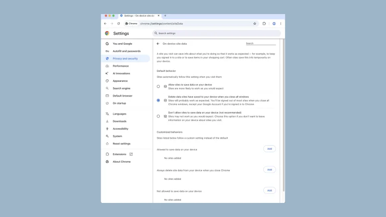صفحه تنظیمات On-device site data در مرورگر کروم که گزینه «حذف داده‌های ذخیره‌شده سایت‌ها هنگام بستن همه پنجره‌ها» به‌عنوان رفتار پیش‌فرض انتخاب شده و فهرست استثناها خالی است