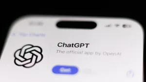 نیمه بالایی نمایشگر موبایلی که در حال نمایش اپلیکیشن ChatGPT است.